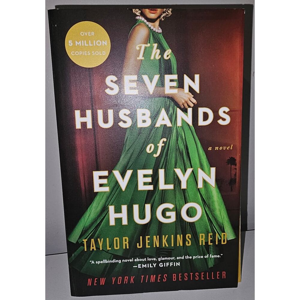 Bestselling Paperback: The Seven Husbands of Evelyn Hugo